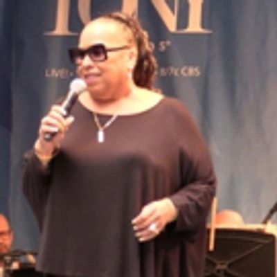 TV: CHICAGO's Roz Ryan Is Good to the Crowd at Stars in the Alley!