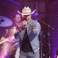 VIDEO: Dustin Lynch Performs 'Mind Reader' on LATE NIGHT Video