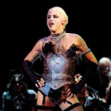 Er macht nochmal den TIME WARP! Sky du Mont als Erzähler in Richard O'Brien's ROCKY 