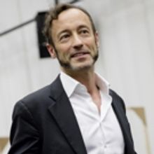 SCHIKANEDER Autor Christian Struppeck während der Probenphase im Gespräch