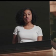 VIDEO: Watch the Trailer of Nicola Yoon's EVERYTHING EVERYTHING, Set for Film Release