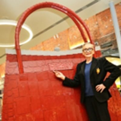 Photo Flash: A Handbag? Wyvern Theatre's THE IMPORTANCE OF BEING EARNEST Star Sian Phillips Visits Swindon Designer Outlet