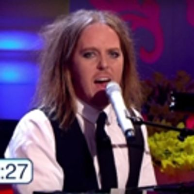 STAGE TUBE: Tim Minchin Sings 'Three Minute Song' for Ruth Jones' Easter Treat