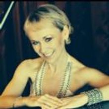 BWW Reviews: Piano Girl ROBYN McCORQUODALE's Cabaret Debut Alternates Between Smooth 