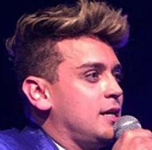 BWW Review: The Talented MICHAEL LONGORIA Truly Connects With His Biographical Cabare