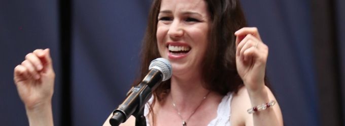 TV: BEAUTIFUL's New Carole King, Chilina Kennedy, Shows Her Stuff in Shubert Alley! Video