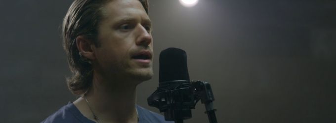 STAGE TUBE: Aaron Tveit Channels Glinda for Newest Installment of WICKED's #OutofOz… Video