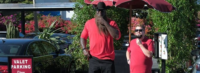 VIDEO: John Stamos, Shaquille O'Neal & Dakota Fanning Visit JAMES CORDEN Video