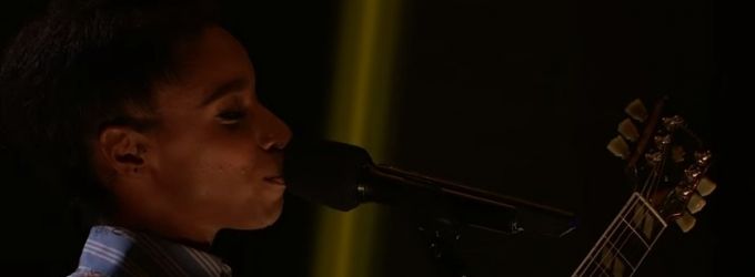 VIDEO: Lianne La Havas Performs 'Green and Gold' on LATE LATE SHOW Video