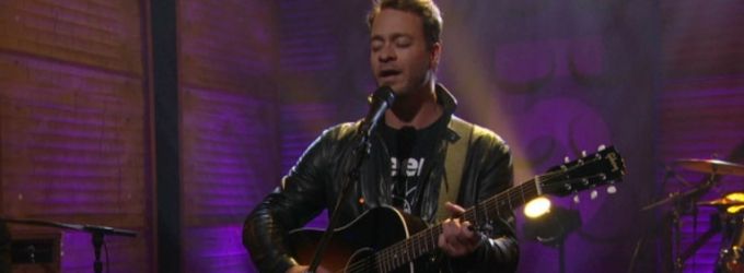 VIDEO: Amos Lee Performs New Song 'Walls' on CONAN Video