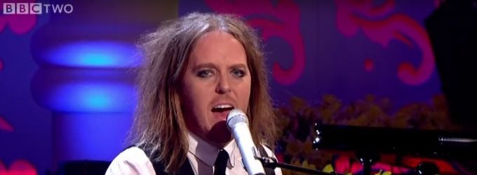 STAGE TUBE: Tim Minchin Sings 'Three Minute Song' for Ruth Jones' Easter Treat Video