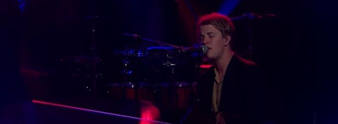VIDEO: Tom Odell Performs 'Magnetised' on LATE LATE SHOW Video