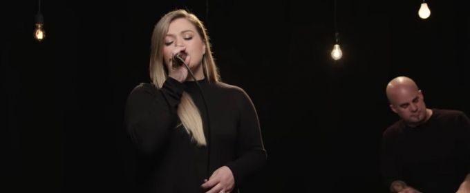VIDEO: Kelly Clarkson Performs Acoustic 'It's Quiet Uptown' Then Duets on THE VOICE! Video