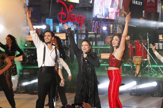 VIDEO: Gloria Estefan & ON YOUR FEET! Cast Perform on New Year's Eve Video