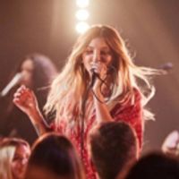VIDEO: Julia Michaels Performs 'Uh Huh' on LATE LATE SHOW Video