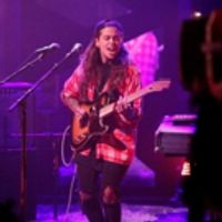 VIDEO: Tash Sultana Makes U.S. TV Debut Performing 'Jungle' on LATE NIGHT Video