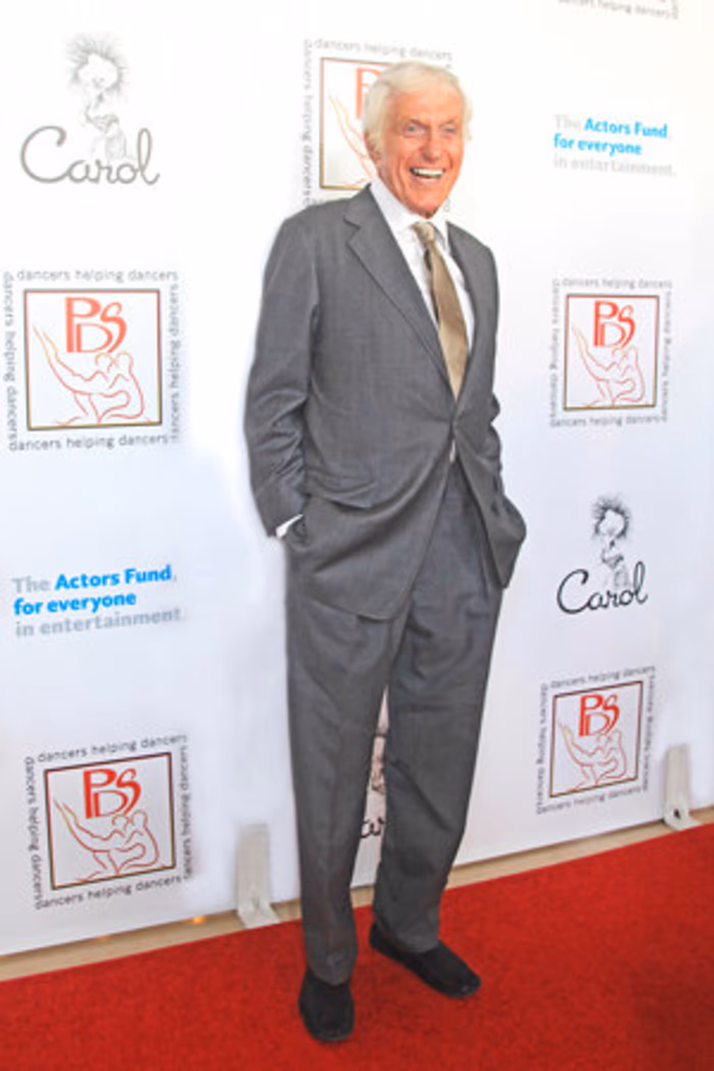 Dick Van Dyke Takes Opportunity to Apologize for MARY POPPINS Cockney Accent Image
