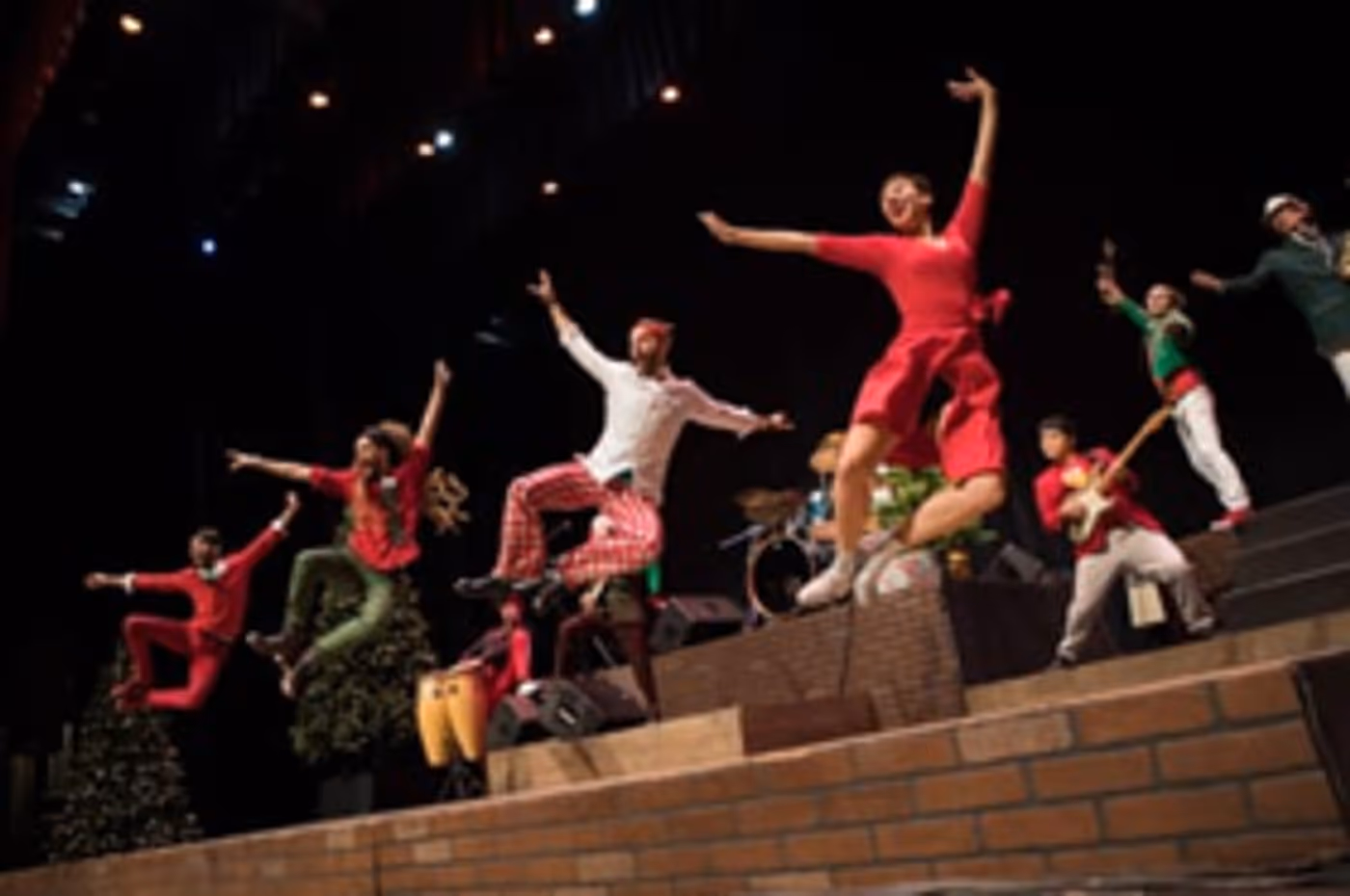Rhythmic Circus to Bring New Holiday Show RED AND GREEN to Memphis Image