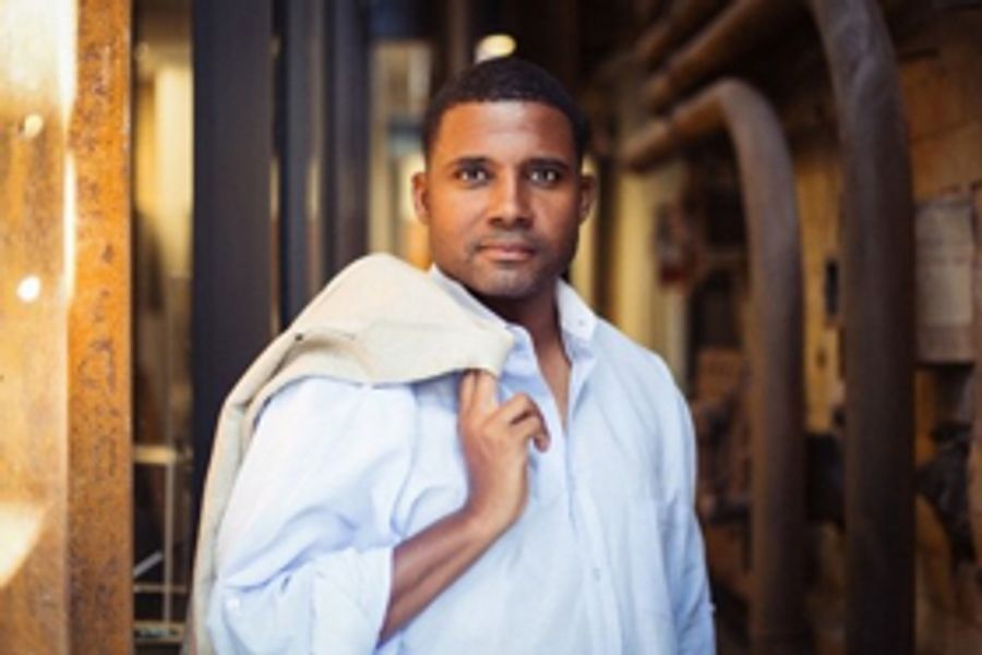 NC Playwright Mike Wiley Receives Distinguished Alumnus Award Image