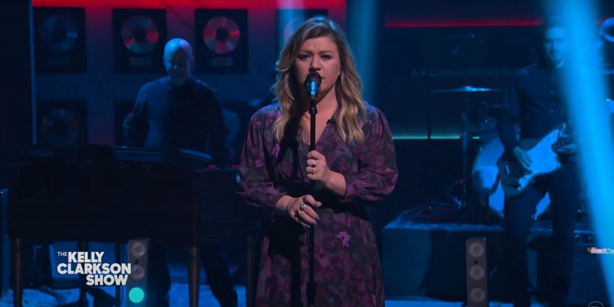 VIDEO: Kelly Clarkson Covers 'Rare' Video