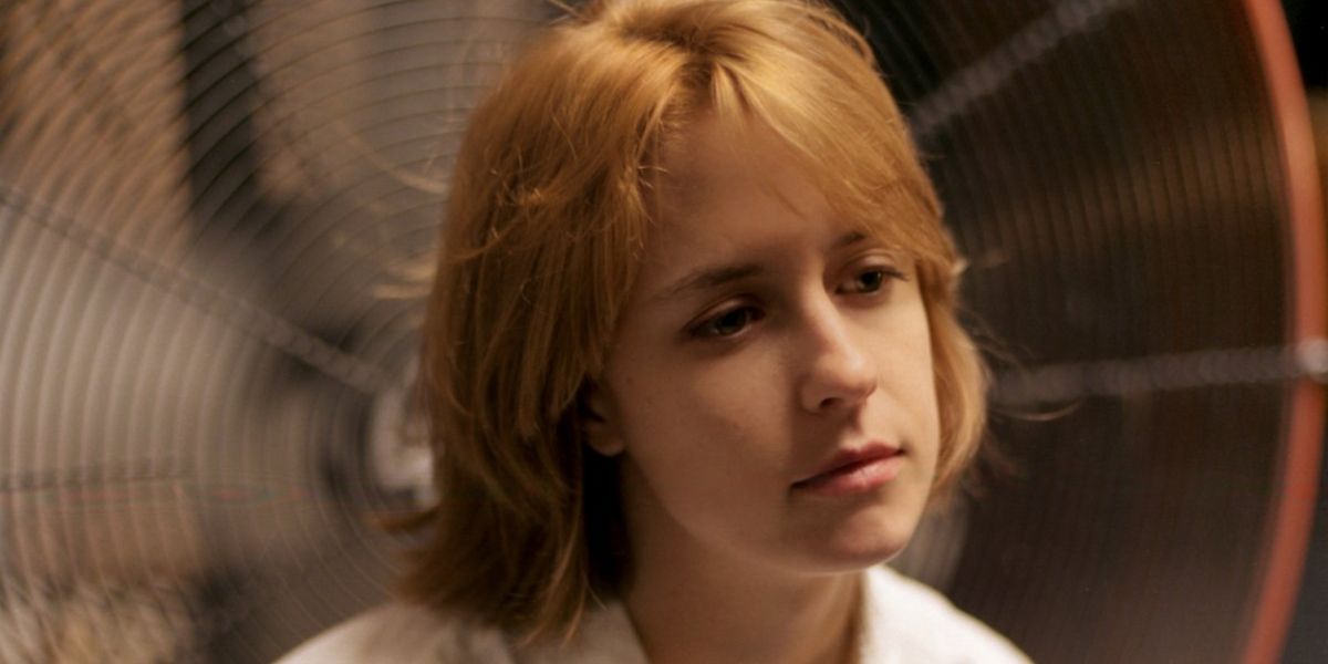 Avalon Emerson Shares New Single 'Karaoke Song'