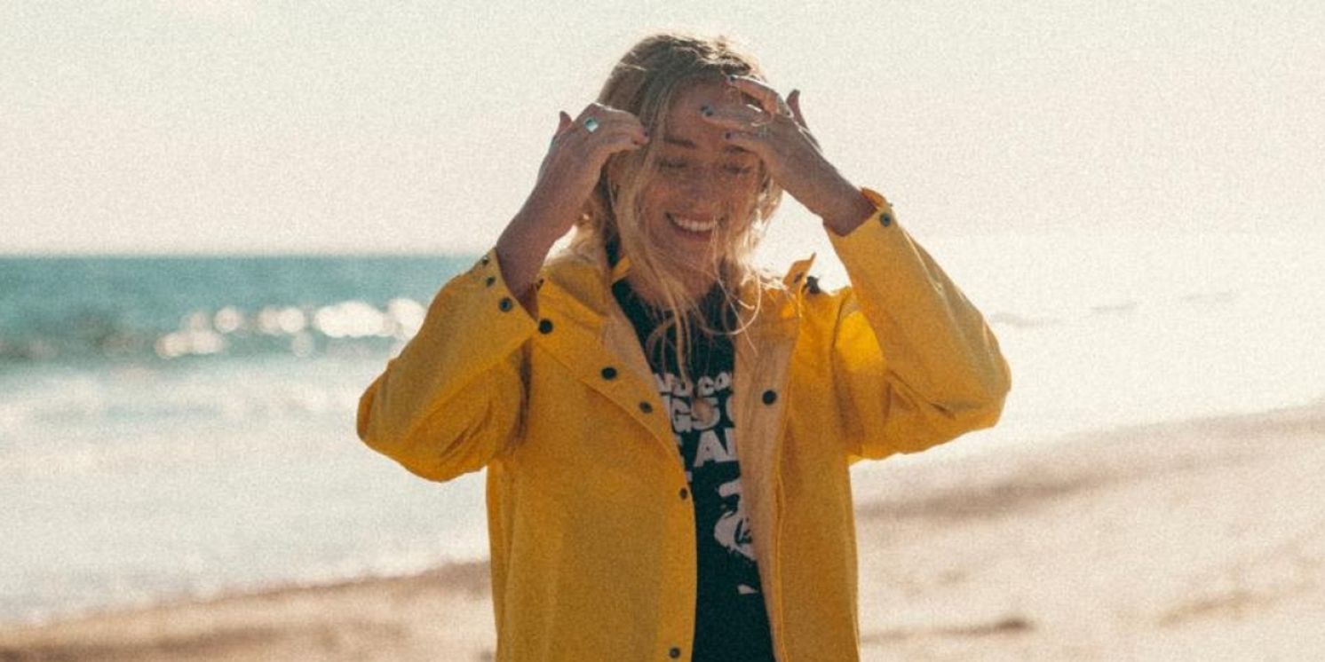 Brynn Cartelli Shares New Song 'Convertible in the Rain'  Image