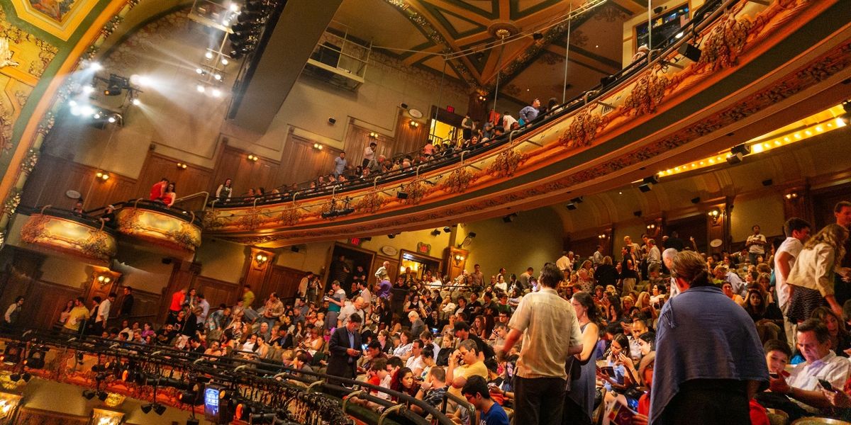 Lo que puedes (y no puedes) llevar a un teatro de Broadway