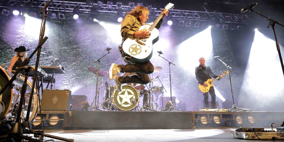 Mike Peters of THE ALARM Finds 'Another Way' to Move 'Forwards' in New Single