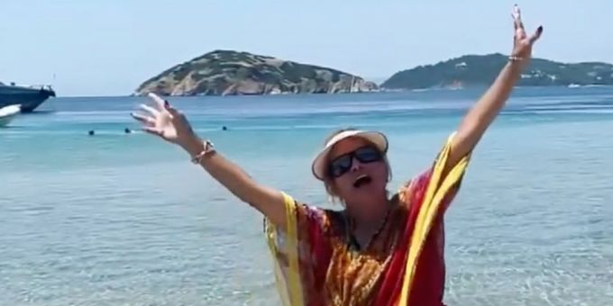VIDEO: Goldie Hawn Dances to MAMMA MIA in Greece!