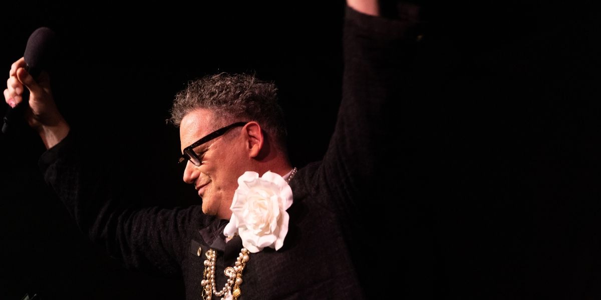 Review: Isaac Mizrahi Confidently Conquers Café Carlyle Once More In THE MARVELOUS MR. MIZRAHI