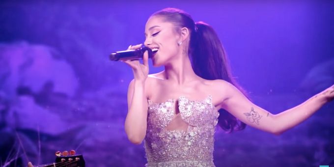 VIDEO: Ariana Grande Leads THE VOICE Judges in a Performance of 'Hopelessly Devoted to You!'