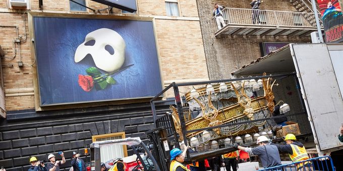 Photos/Video: Iconic PHANTOM Chandelier Exits Broadway's Majestic Theatre