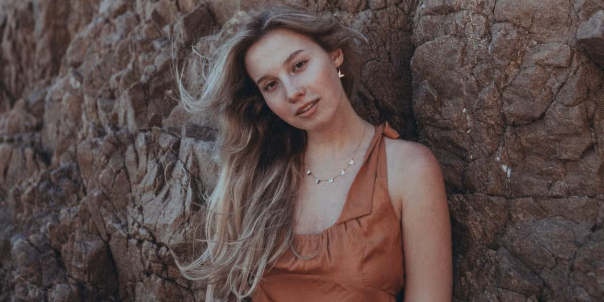 Sydney Rose Unveils New Single 'Bedroom Floor'
