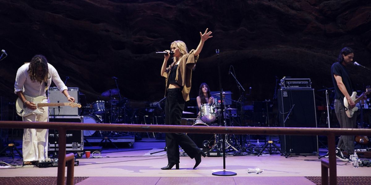Suki Waterhouse Kicks off Tour With Father John Misty
