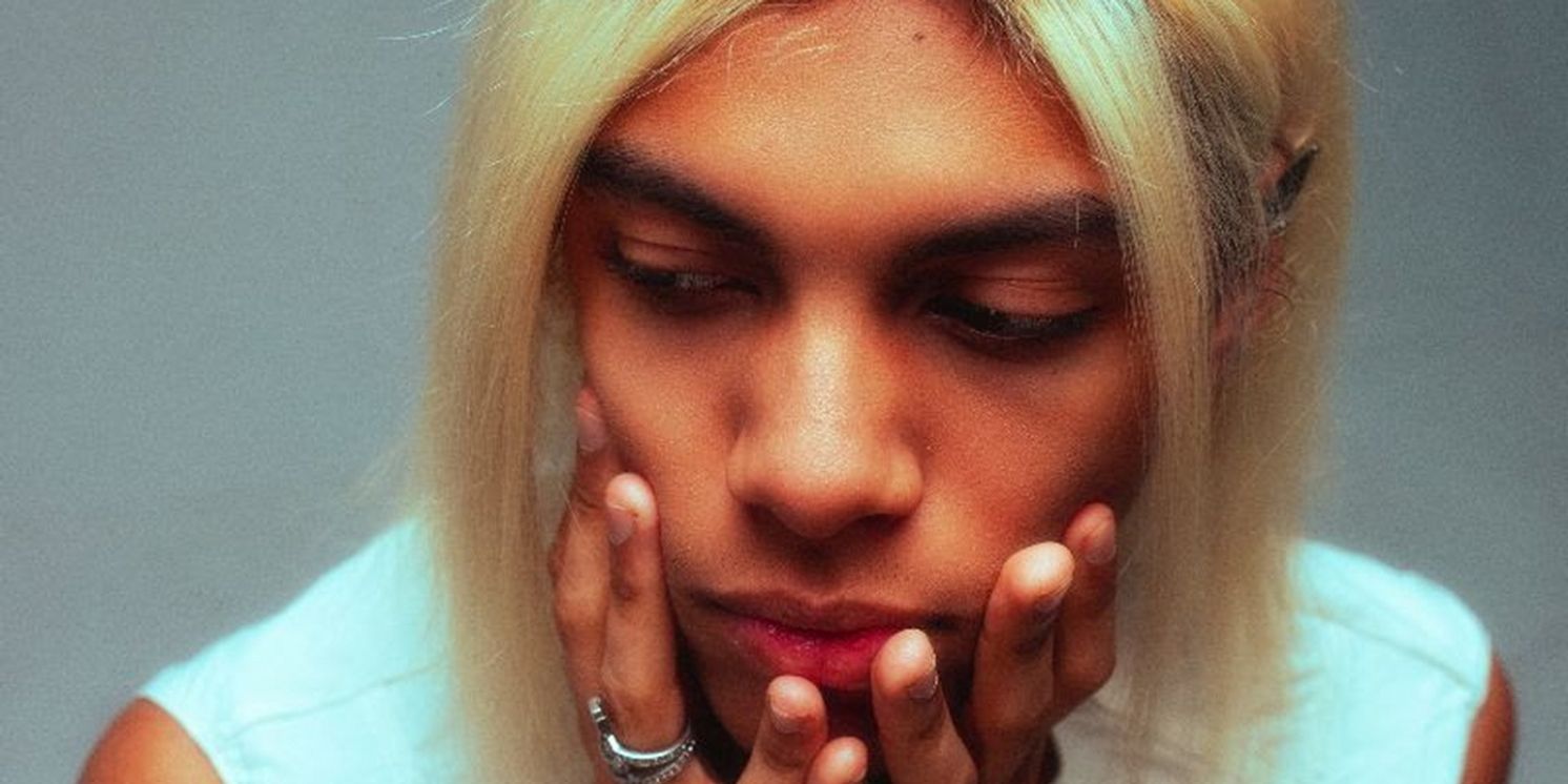 Rising French Popstar Angelus Shares 'jm'en bas les couilles'  Image