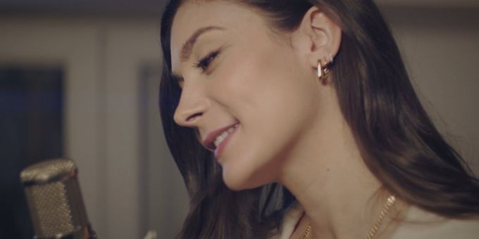 VIDEO: Olivia Moore Sings 'Hopelessly Devoted To You' From GREASE