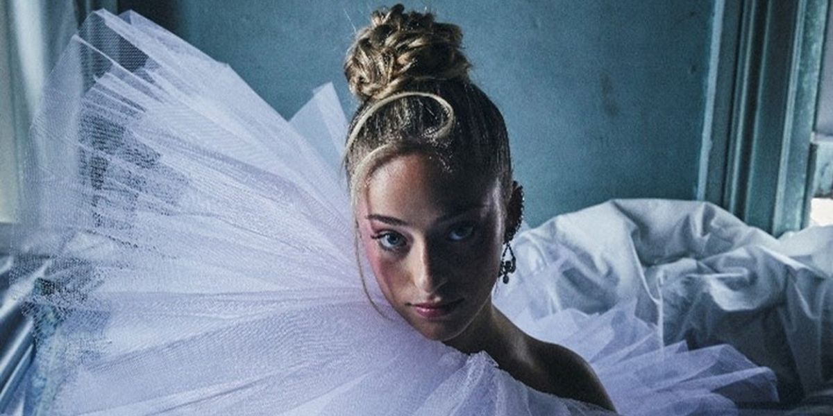 Brynn Cartelli Unveils New Single 'Secondhand Smoke'