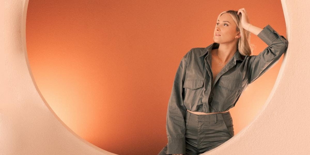 Juliana Tucker Releases New Single 'The Great Indoors'