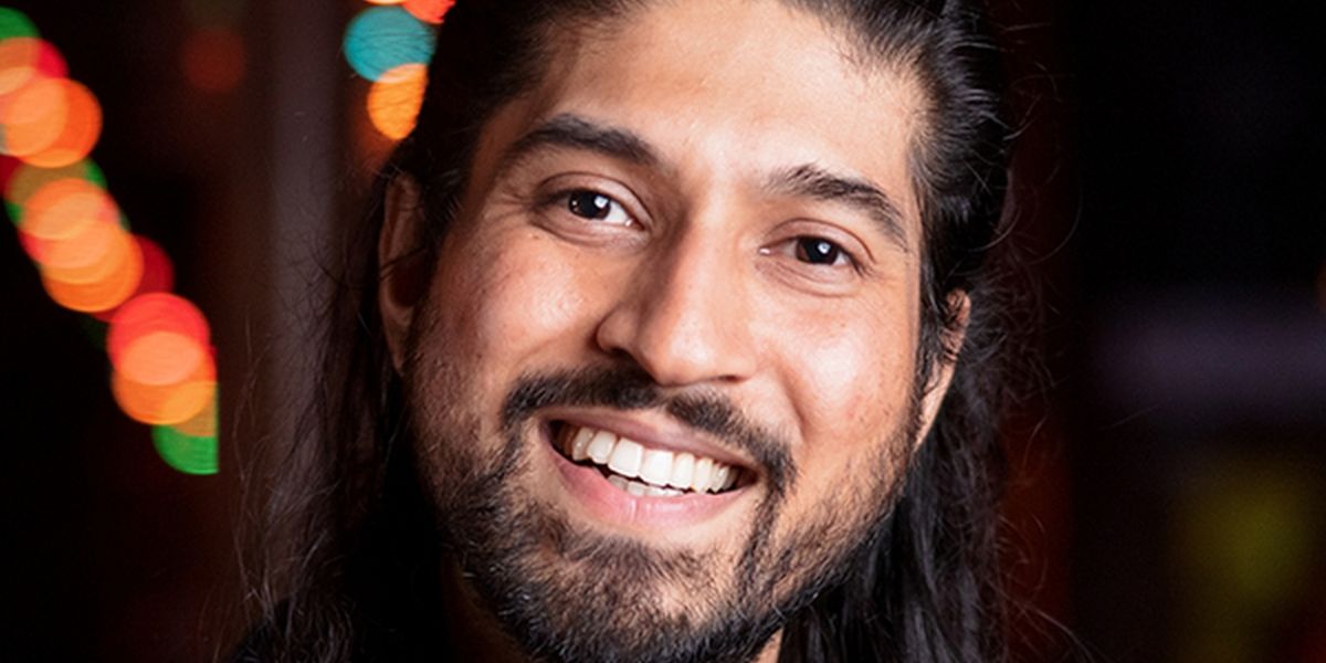 Comedian Alingon Mitra to Perform at The Den Theatre in August