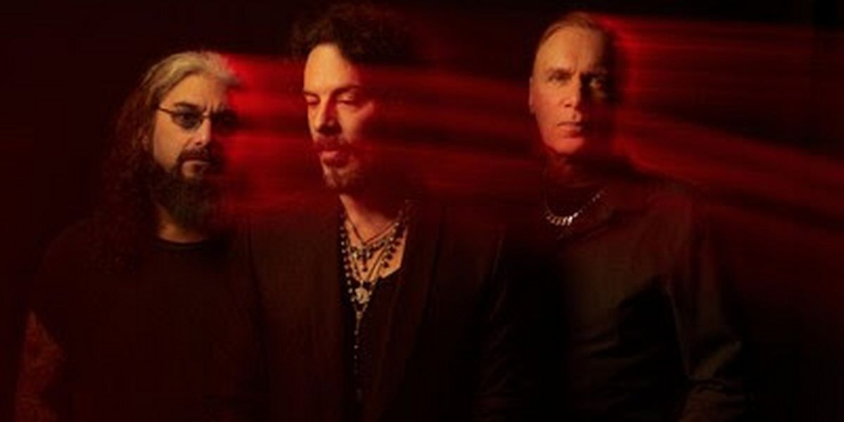 THE WINERY DOGS Release New Song 'Mad World'