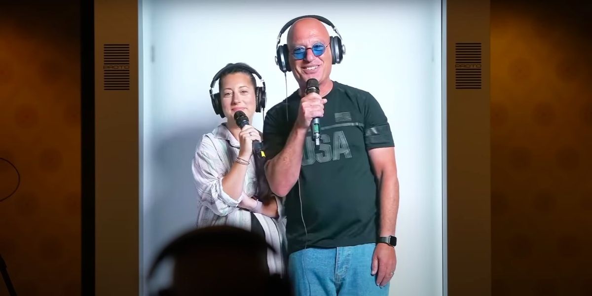 Howie Mandel Does World's First Podcast via Hologram Beam
