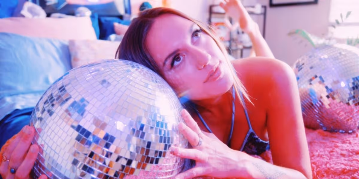 Lilly Winwood Shares New Single 'Keep It Spinning'