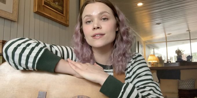 Living Room Concerts: JAGGED LITTLE PILL'S Jane Bruce Sings A Carole King Tune!