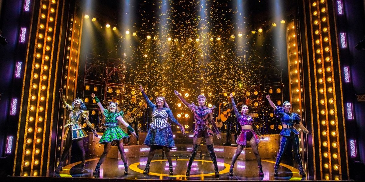 Review: SIX, Vaudeville Theatre