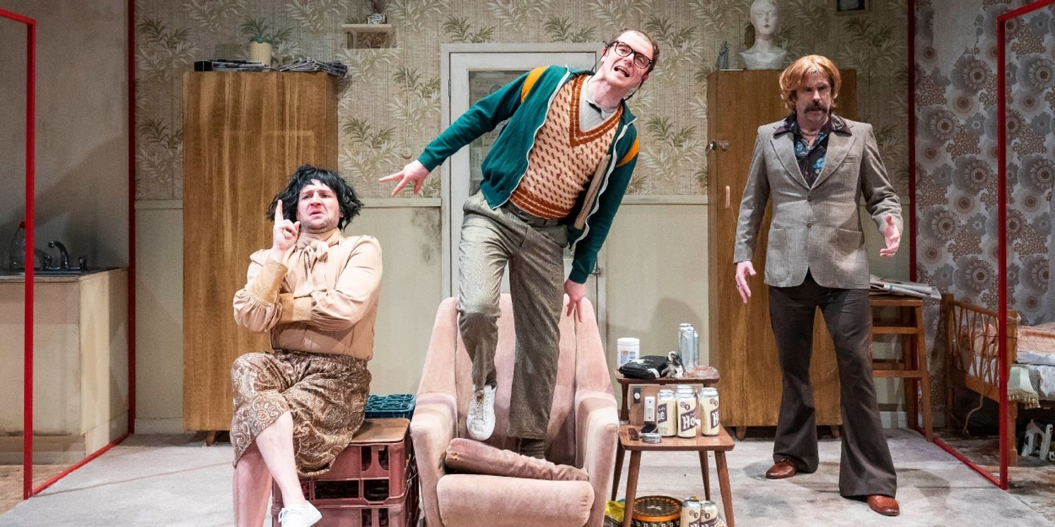 Review: THE WALWORTH FARCE, Southwark Playhouse Elephant  Image