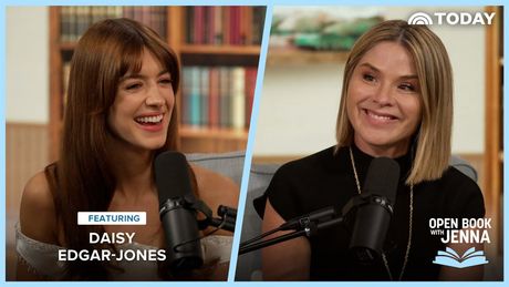 Daisy Edgar-Jones on Sisterhood Behind SENSE AND SENSIBILITY Photo