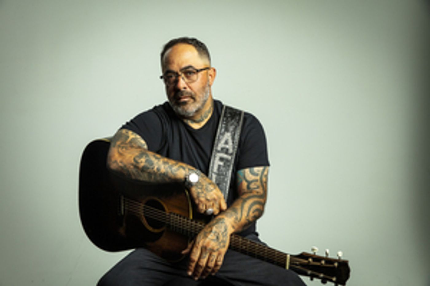 Aaron Lewis Brings His 2023 Acoustic Tour To Barbara B. Mann Performing Arts Hall, October 4  Image