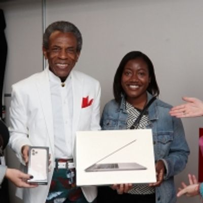 Photo Flash: Inside Memoji Karaoke With André De Shields At Reopening Of Apple Fifth Avenue