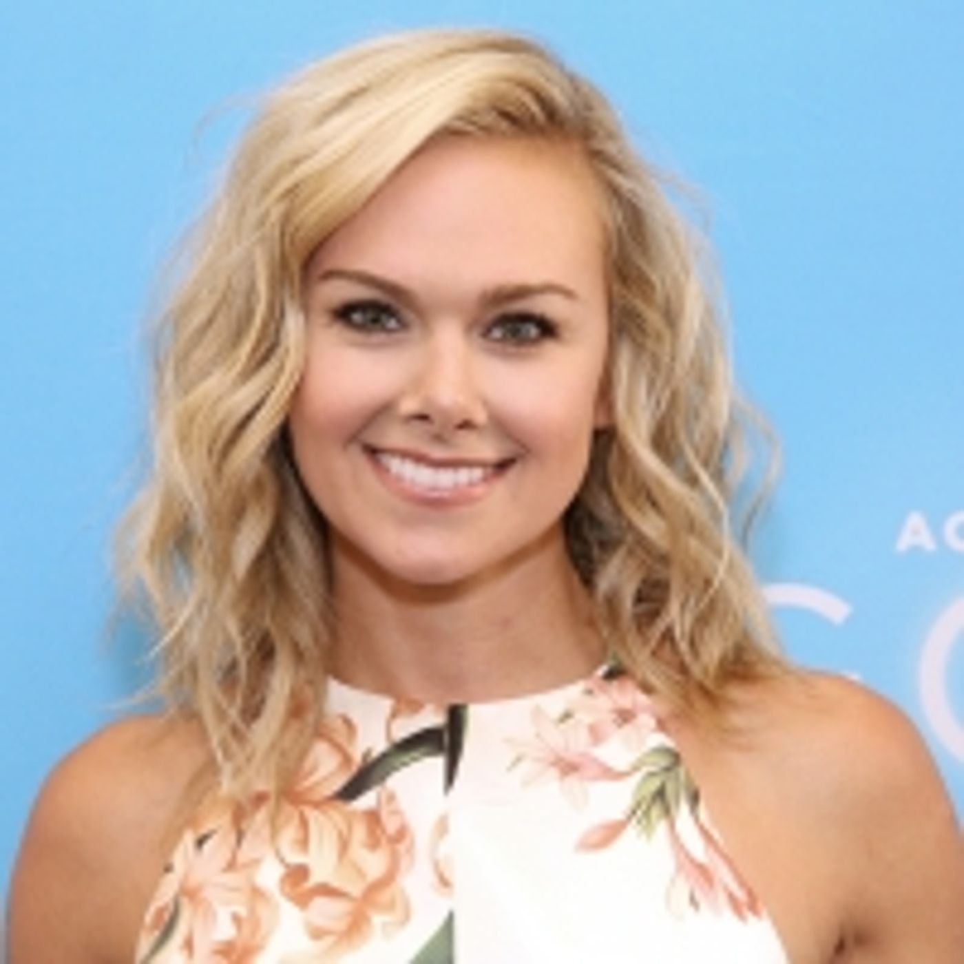 Wake Up With BWW 9/2: Julianne Moore Joins DEAR EVAN HANSEN Film Cast, and More!  Image