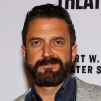 Raul Esparza Talks Learning to Play the Piano For COMPANY, Chats With Annette Bening…